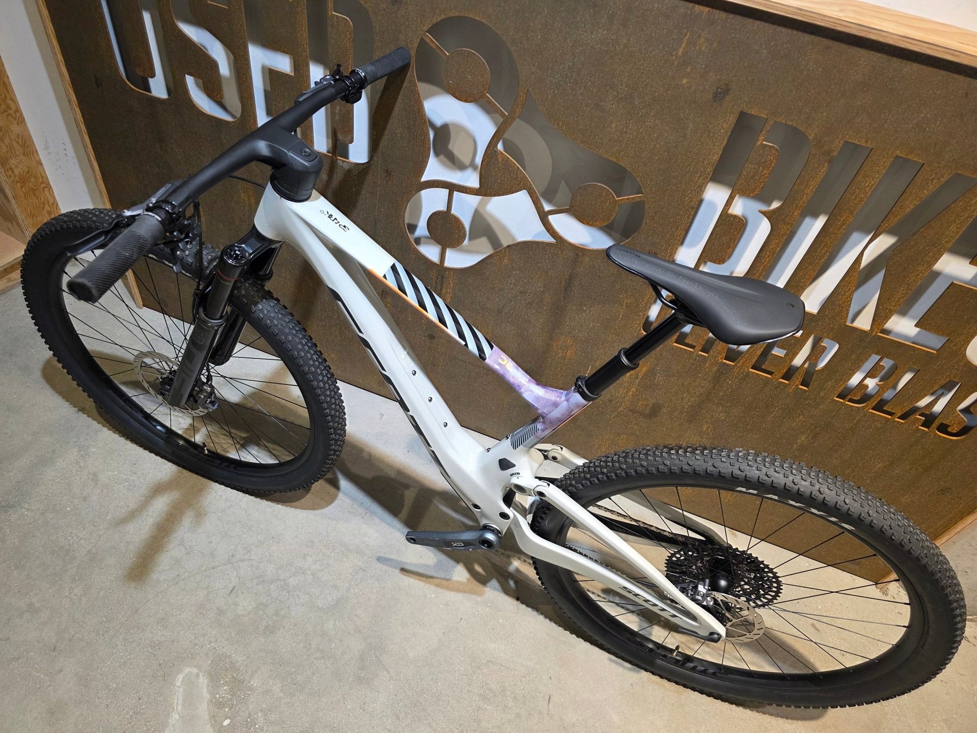Mountainbike von Scott, SCOTT SPARK RC TEAM ISSUE / PASTEL GREY / DIM GREY / M vor USEDBIKES - OB.DE Hintergrund