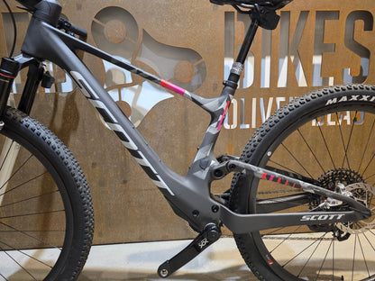 Mountainbike von Scott, SCOTT SPARK RC WORLD CUP EVO / CARBON BLACK / M vor USEDBIKES - OB.DE Hintergrund