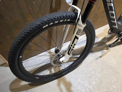 Mountainbike von Scott, SCOTT SPARK RC WORLD CUP EVO / CARBON BLACK / M vor USEDBIKES - OB.DE Hintergrund
