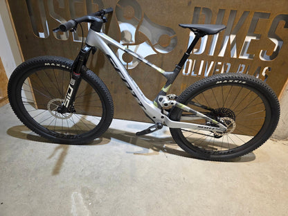 Mountainbike von Scott, SCOTT SPARK RC WORLD CUP / ICE GREY / PROGRESSIVE GREY / M vor USEDBIKES - OB.DE Hintergrund