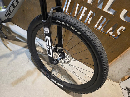 Mountainbike von Scott, SCOTT SPARK RC WORLD CUP / ICE GREY / PROGRESSIVE GREY / M vor USEDBIKES - OB.DE Hintergrund