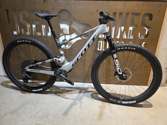 Mountainbike von Scott, SCOTT SPARK RC WORLD CUP / ICE GREY / PROGRESSIVE GREY / M vor USEDBIKES - OB.DE Hintergrund