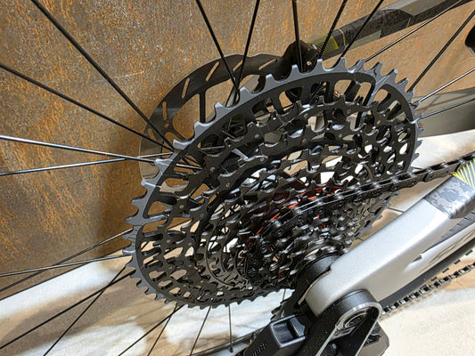 Mountainbike von Scott, SCOTT SPARK RC WORLD CUP / ICE GREY / PROGRESSIVE GREY / M vor USEDBIKES - OB.DE Hintergrund