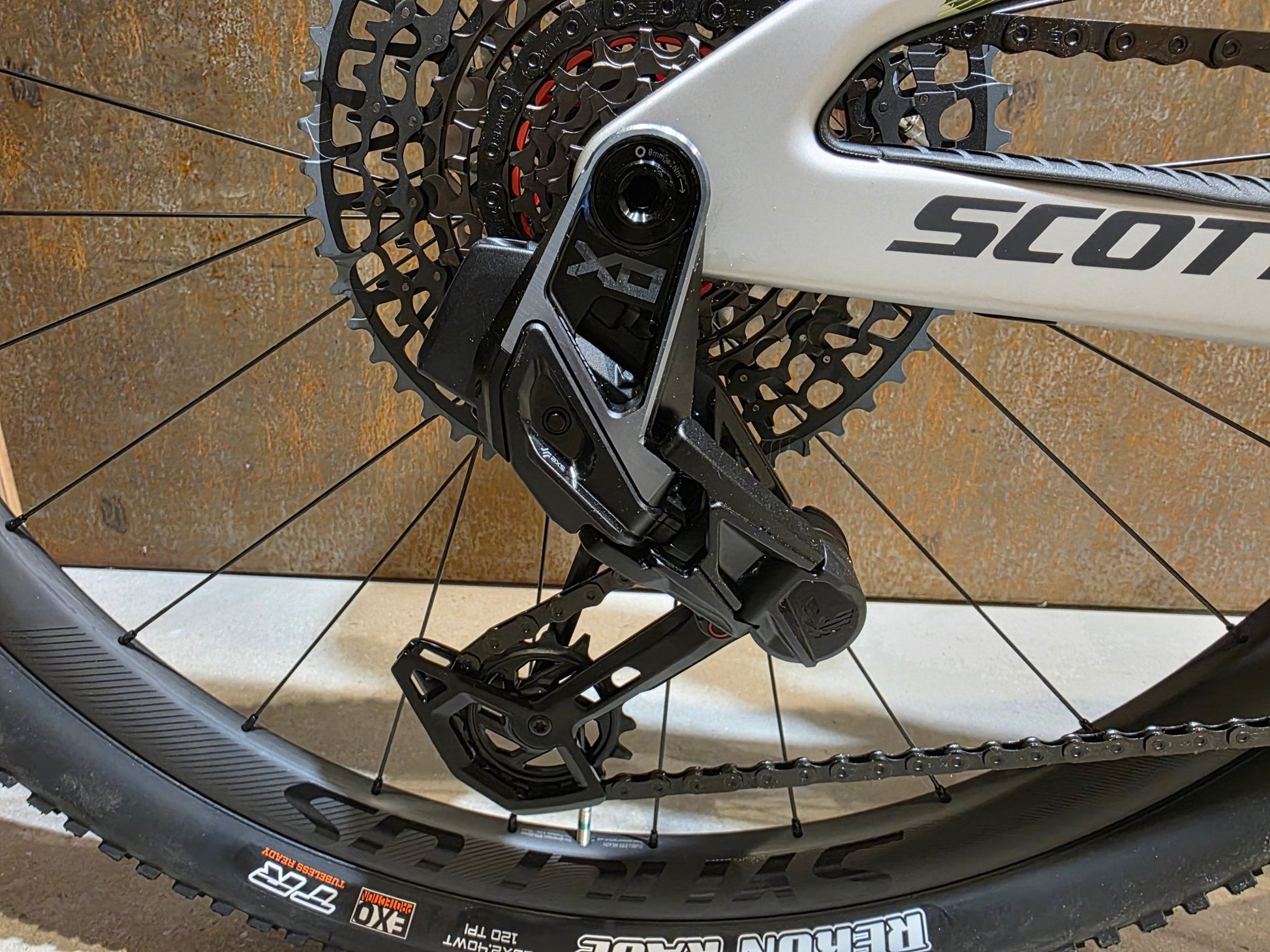 Mountainbike von Scott, SCOTT SPARK RC WORLD CUP / ICE GREY / PROGRESSIVE GREY / XL vor USEDBIKES - OB.DE Hintergrund