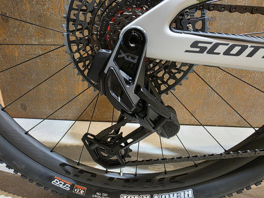 Mountainbike von Scott, SCOTT SPARK RC WORLD CUP / ICE GREY / PROGRESSIVE GREY / XL vor USEDBIKES - OB.DE Hintergrund