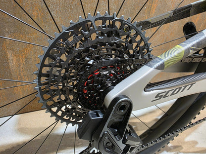 Mountainbike von Scott, SCOTT SPARK RC WORLD CUP / ICE GREY / PROGRESSIVE GREY / XL vor USEDBIKES - OB.DE Hintergrund