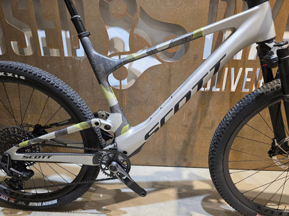 Mountainbike von Scott, SCOTT SPARK RC WORLD CUP / ICE GREY / PROGRESSIVE GREY / XL vor USEDBIKES - OB.DE Hintergrund