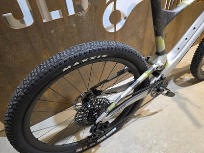 Mountainbike von Scott, SCOTT SPARK RC WORLD CUP / ICE GREY / PROGRESSIVE GREY / XL vor USEDBIKES - OB.DE Hintergrund