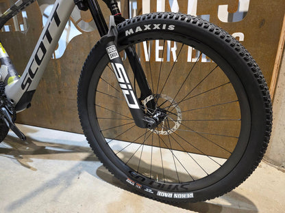 Mountainbike von Scott, SCOTT SPARK RC WORLD CUP / ICE GREY / PROGRESSIVE GREY / XL vor USEDBIKES - OB.DE Hintergrund
