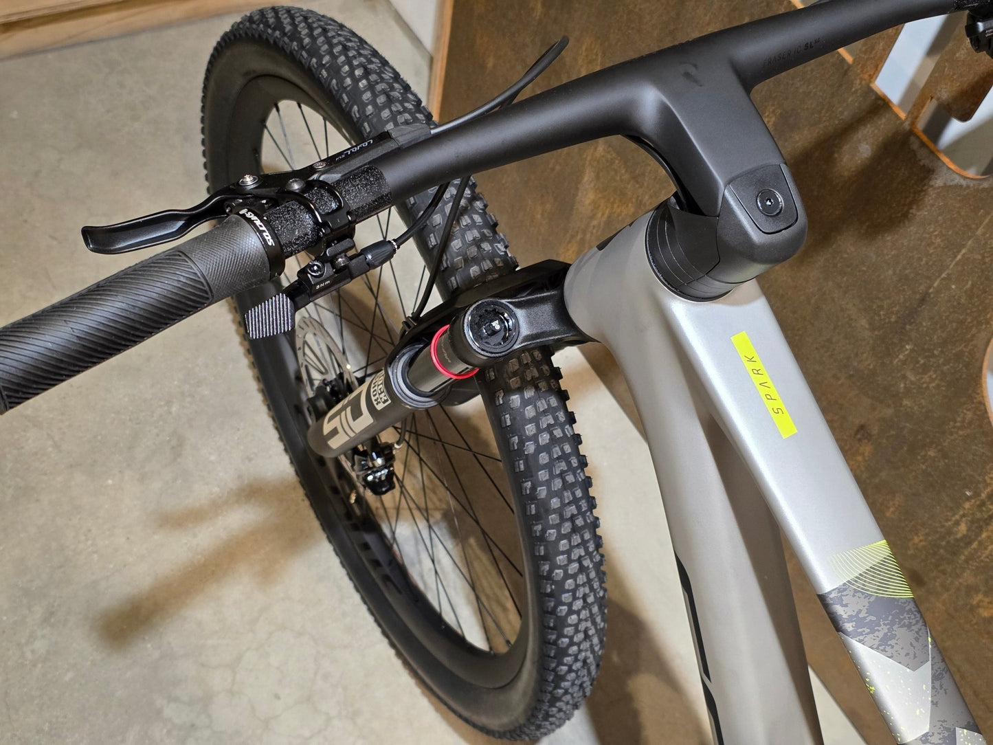 Mountainbike von Scott, SCOTT SPARK RC WORLD CUP / ICE GREY / PROGRESSIVE GREY / XL vor USEDBIKES - OB.DE Hintergrund