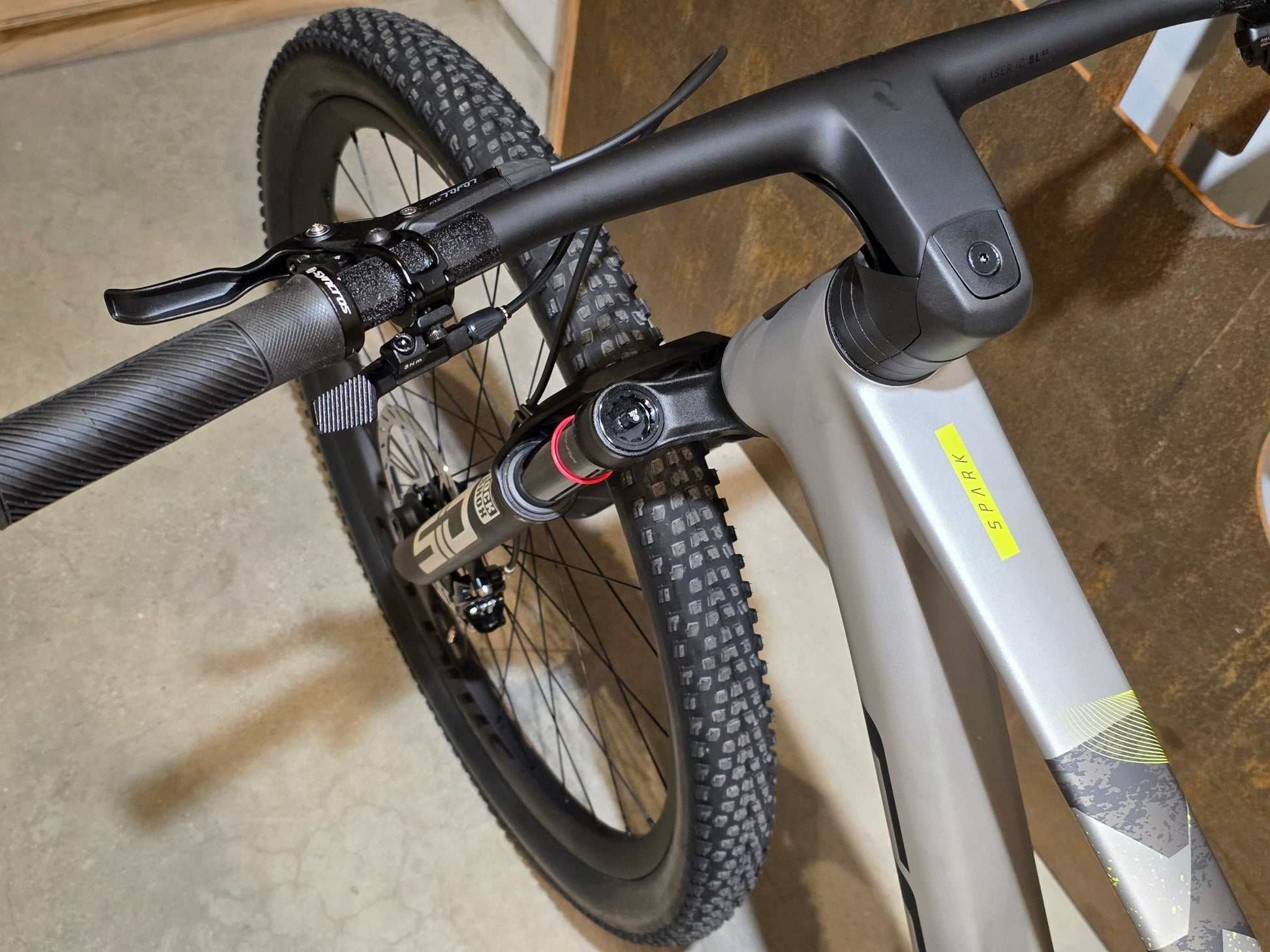 Mountainbike von Scott, SCOTT SPARK RC WORLD CUP / ICE GREY / PROGRESSIVE GREY / XL vor USEDBIKES - OB.DE Hintergrund