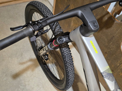 Mountainbike von Scott, SCOTT SPARK RC WORLD CUP / ICE GREY / PROGRESSIVE GREY / XL vor USEDBIKES - OB.DE Hintergrund