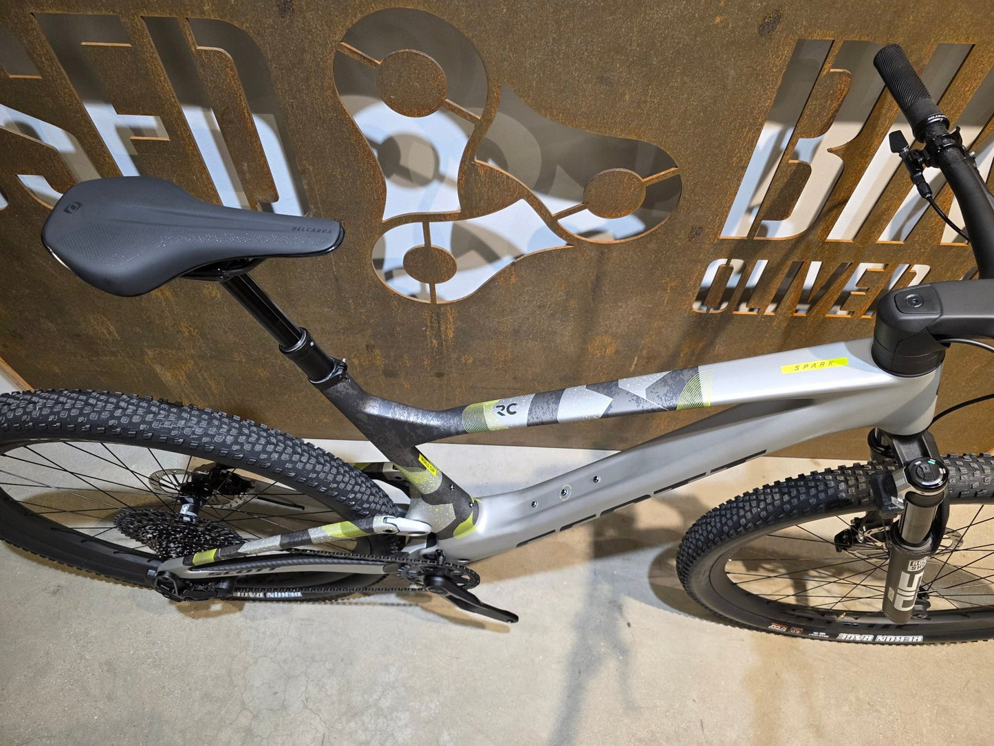 Mountainbike von Scott, SCOTT SPARK RC WORLD CUP / ICE GREY / PROGRESSIVE GREY / XL vor USEDBIKES - OB.DE Hintergrund