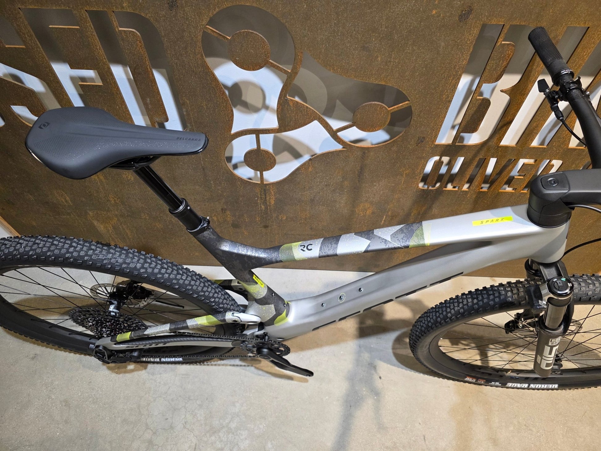 Mountainbike von Scott, SCOTT SPARK RC WORLD CUP / ICE GREY / PROGRESSIVE GREY / XL vor USEDBIKES - OB.DE Hintergrund