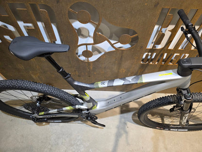 Mountainbike von Scott, SCOTT SPARK RC WORLD CUP / ICE GREY / PROGRESSIVE GREY / XL vor USEDBIKES - OB.DE Hintergrund