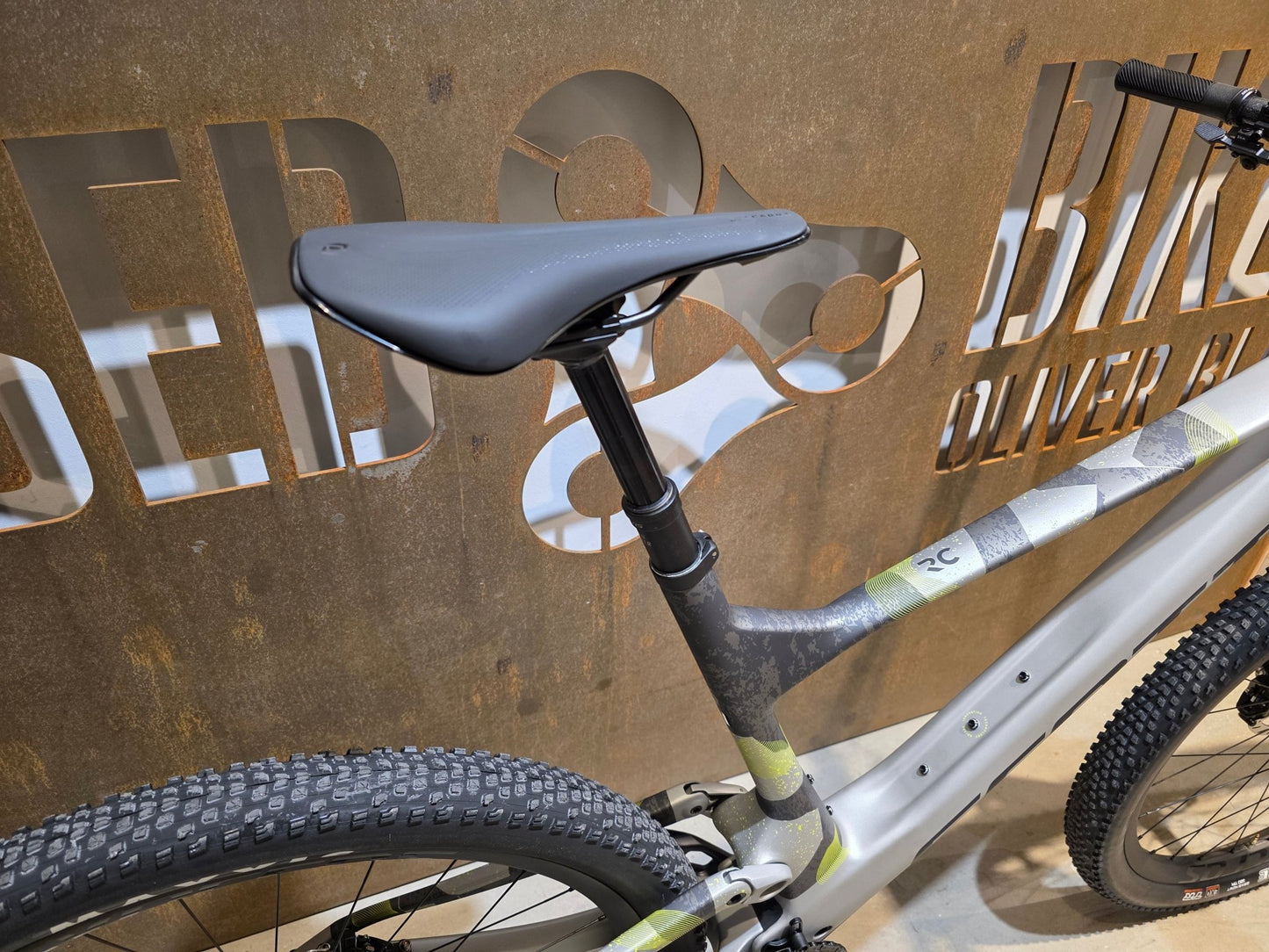 Mountainbike von Scott, SCOTT SPARK RC WORLD CUP / ICE GREY / PROGRESSIVE GREY / XL vor USEDBIKES - OB.DE Hintergrund