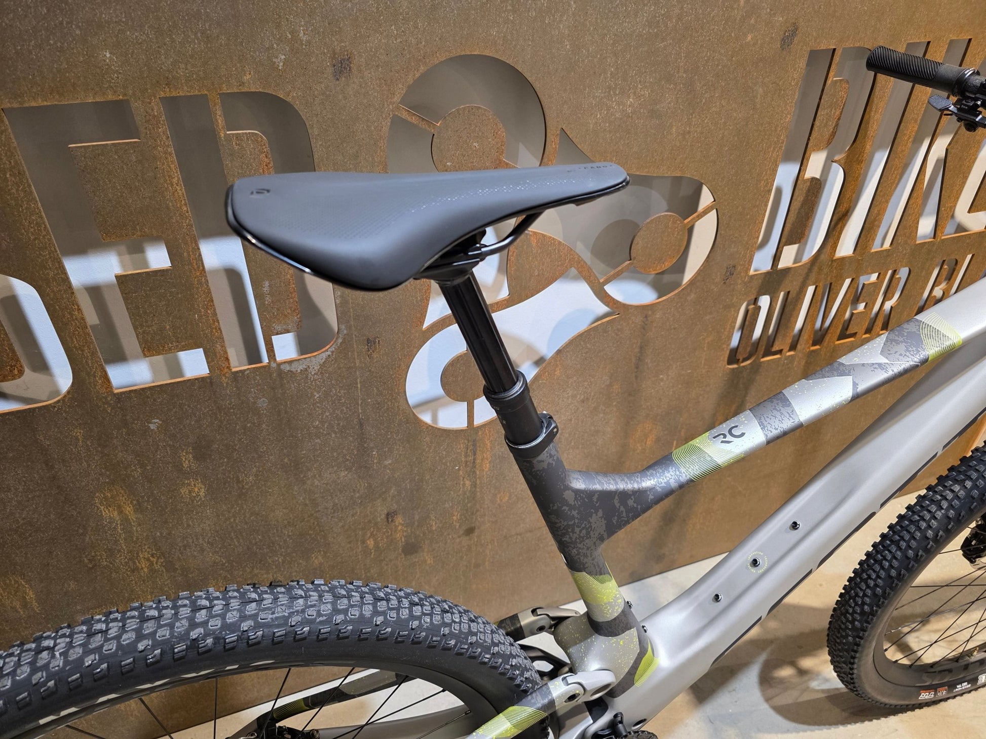 Mountainbike von Scott, SCOTT SPARK RC WORLD CUP / ICE GREY / PROGRESSIVE GREY / XL vor USEDBIKES - OB.DE Hintergrund