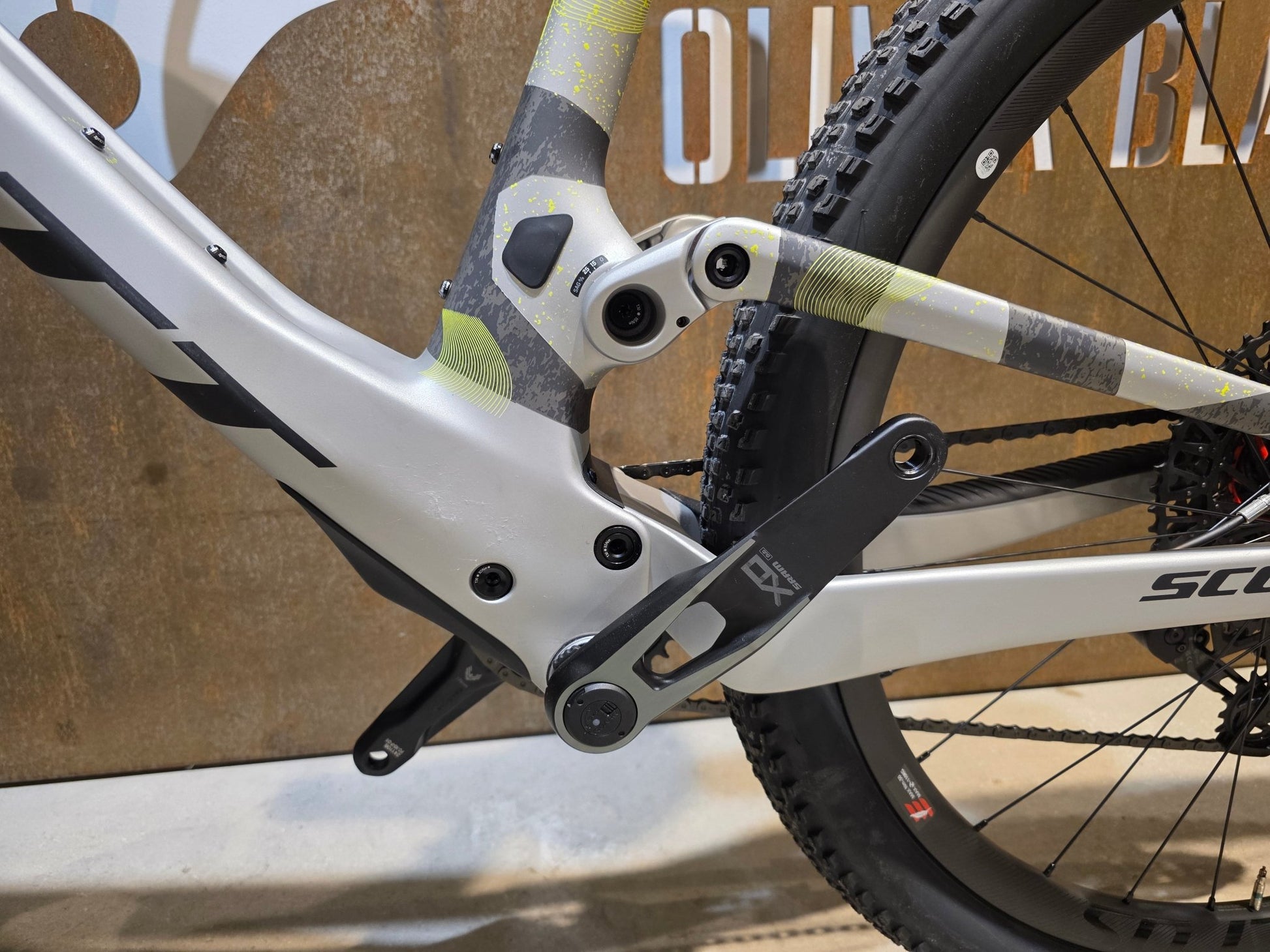 Mountainbike von Scott, SCOTT SPARK RC WORLD CUP / ICE GREY / PROGRESSIVE GREY / XL vor USEDBIKES - OB.DE Hintergrund