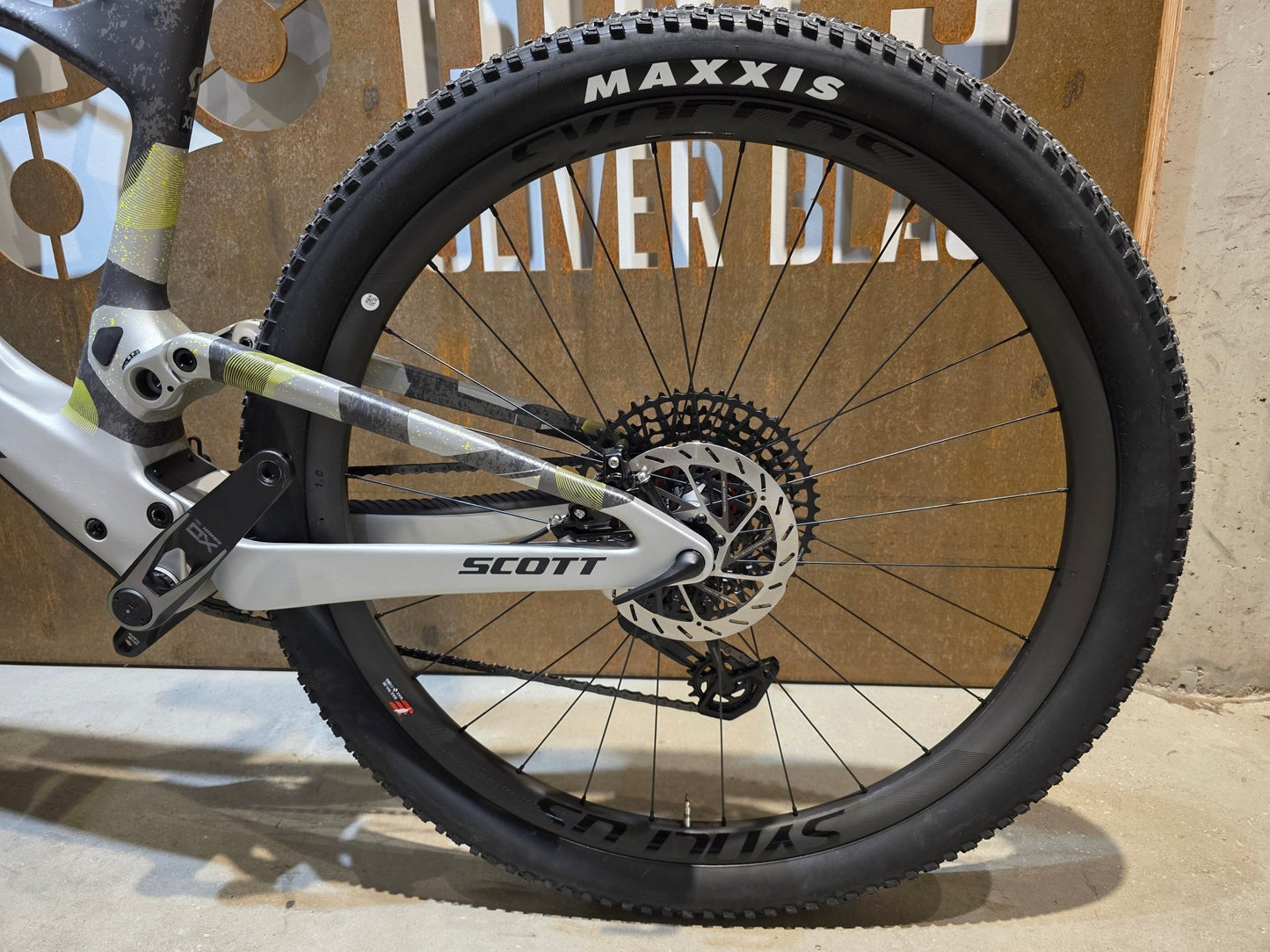 Mountainbike von Scott, SCOTT SPARK RC WORLD CUP / ICE GREY / PROGRESSIVE GREY / XL vor USEDBIKES - OB.DE Hintergrund