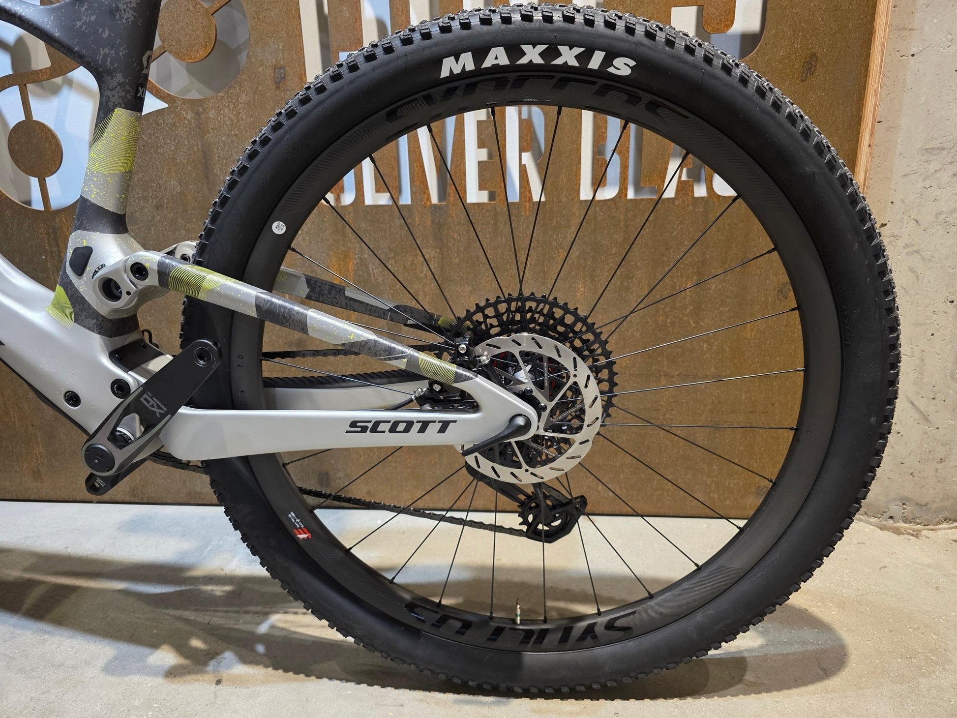 Mountainbike von Scott, SCOTT SPARK RC WORLD CUP / ICE GREY / PROGRESSIVE GREY / XL vor USEDBIKES - OB.DE Hintergrund