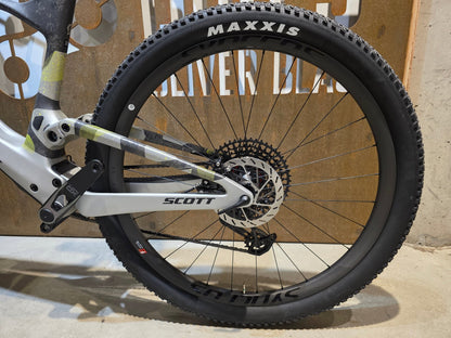 Mountainbike von Scott, SCOTT SPARK RC WORLD CUP / ICE GREY / PROGRESSIVE GREY / XL vor USEDBIKES - OB.DE Hintergrund