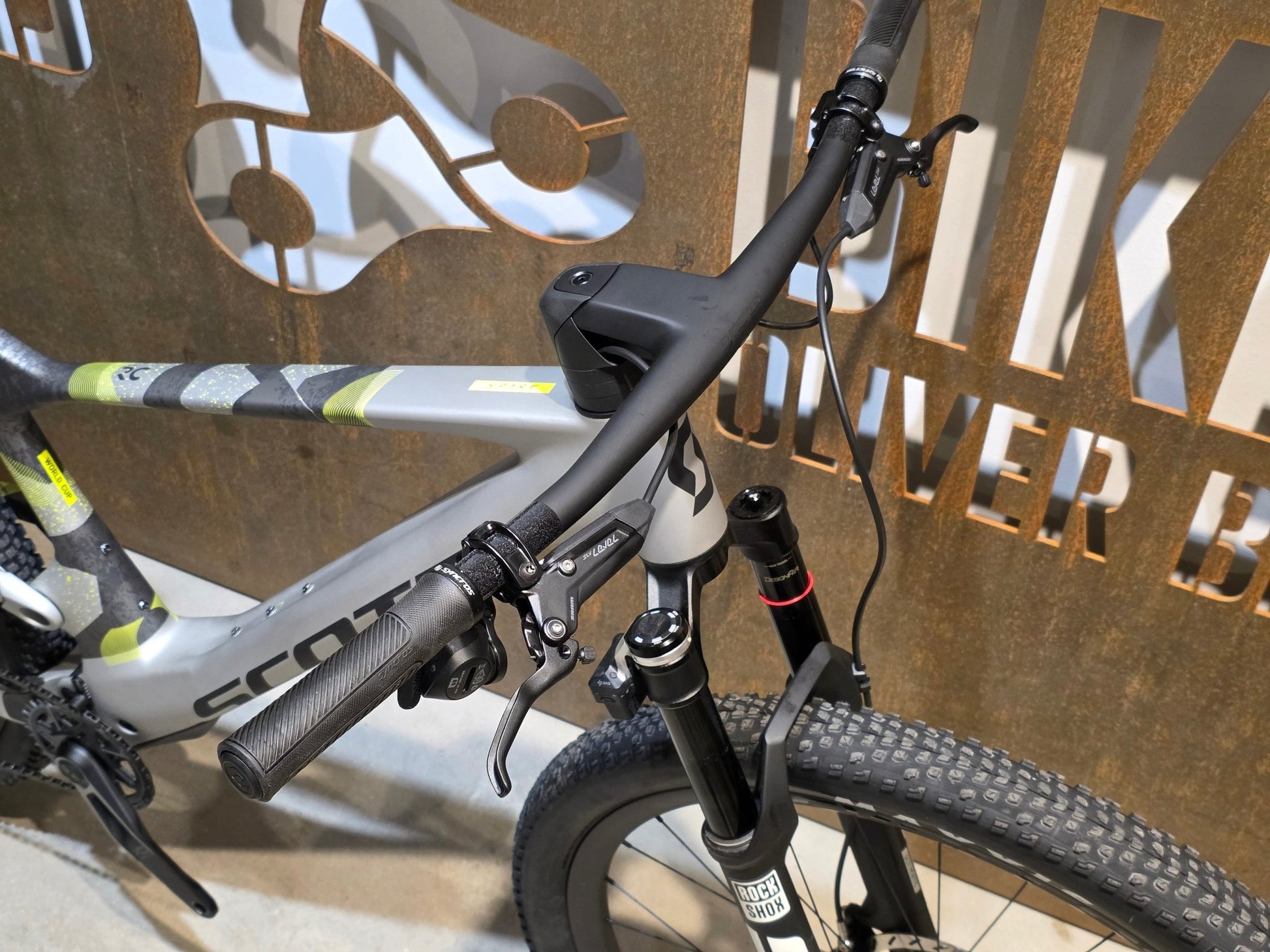 Mountainbike von Scott, SCOTT SPARK RC WORLD CUP / ICE GREY / PROGRESSIVE GREY / XL vor USEDBIKES - OB.DE Hintergrund