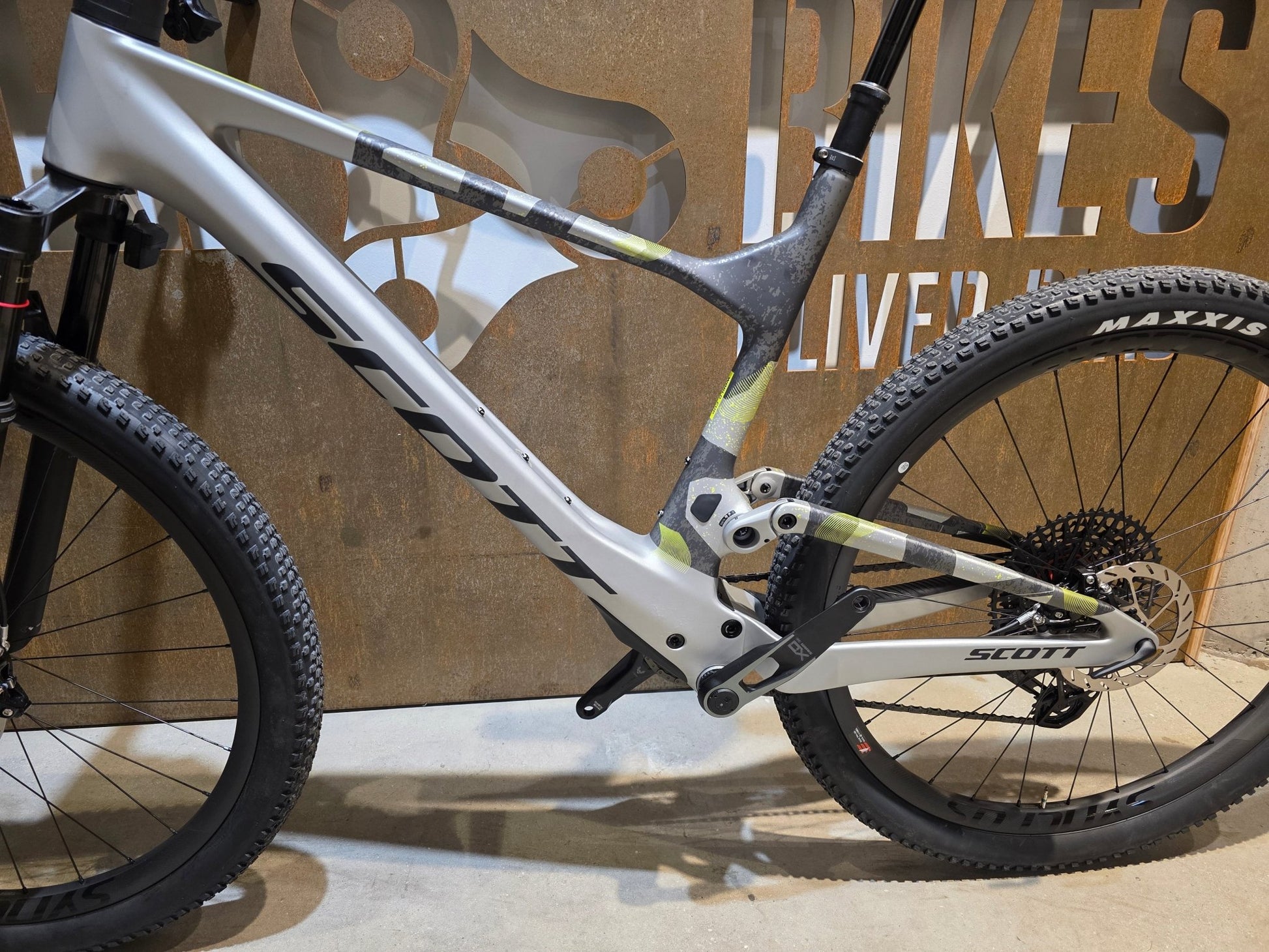 Mountainbike von Scott, SCOTT SPARK RC WORLD CUP / ICE GREY / PROGRESSIVE GREY / XL vor USEDBIKES - OB.DE Hintergrund