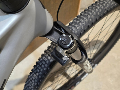 Mountainbike von Scott, SCOTT SPARK RC WORLD CUP / ICE GREY / PROGRESSIVE GREY / XL vor USEDBIKES - OB.DE Hintergrund