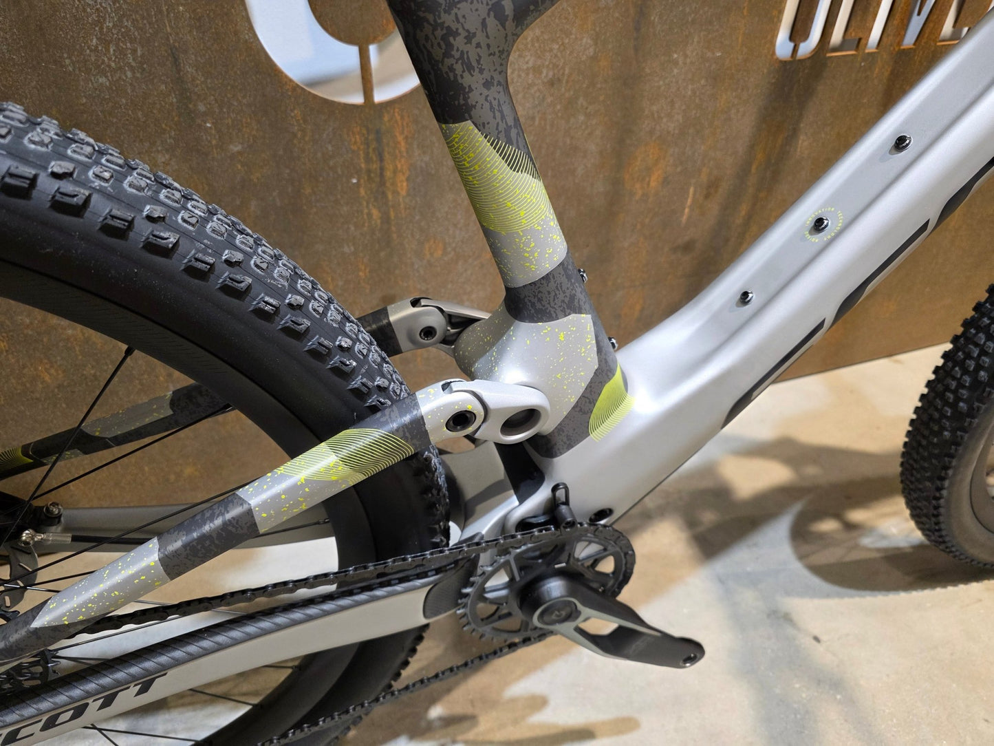 Mountainbike von Scott, SCOTT SPARK RC WORLD CUP / ICE GREY / PROGRESSIVE GREY / XL vor USEDBIKES - OB.DE Hintergrund