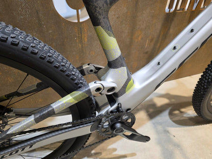 Mountainbike von Scott, SCOTT SPARK RC WORLD CUP / ICE GREY / PROGRESSIVE GREY / XL vor USEDBIKES - OB.DE Hintergrund