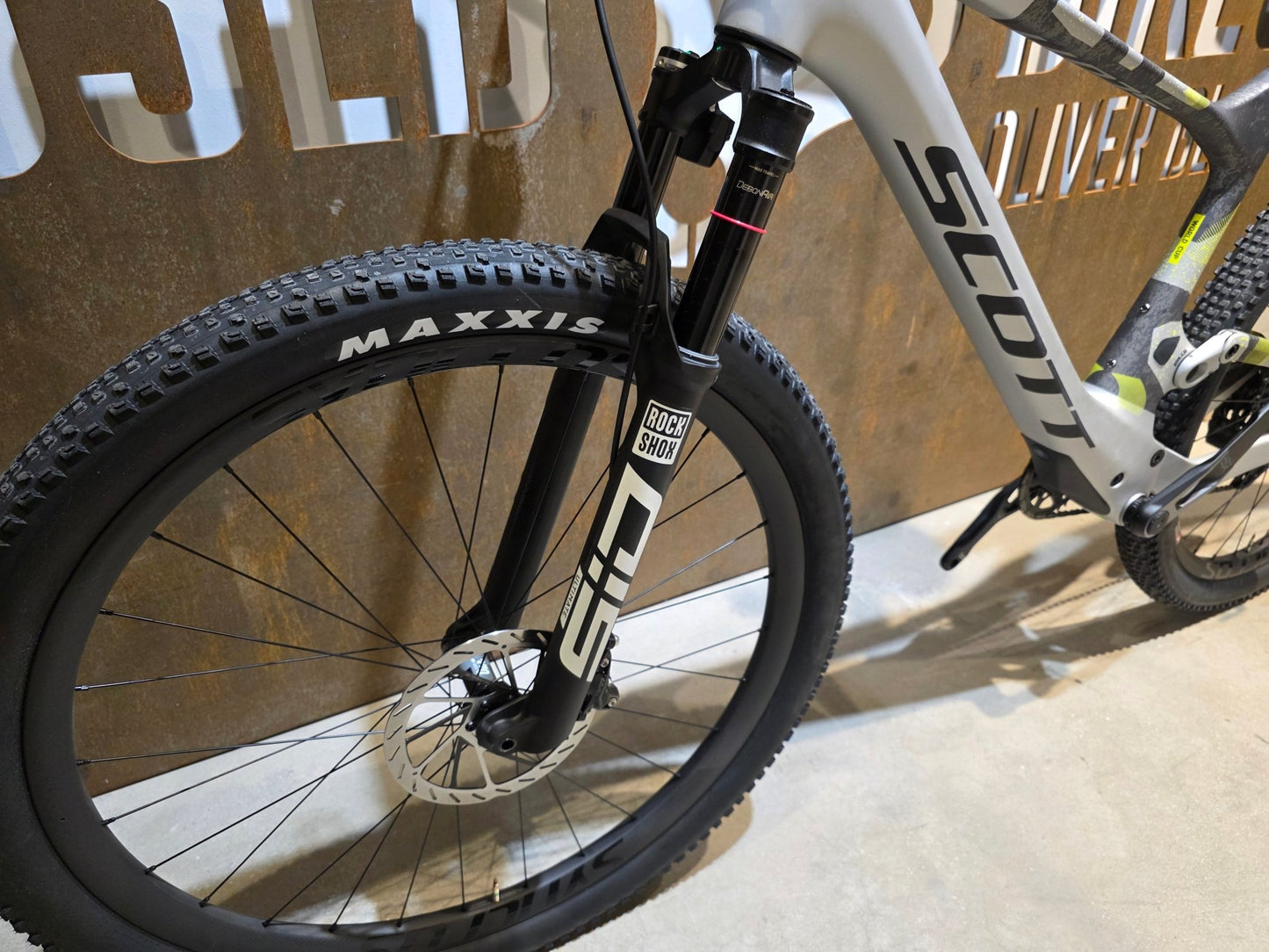 Mountainbike von Scott, SCOTT SPARK RC WORLD CUP / ICE GREY / PROGRESSIVE GREY / XL vor USEDBIKES - OB.DE Hintergrund