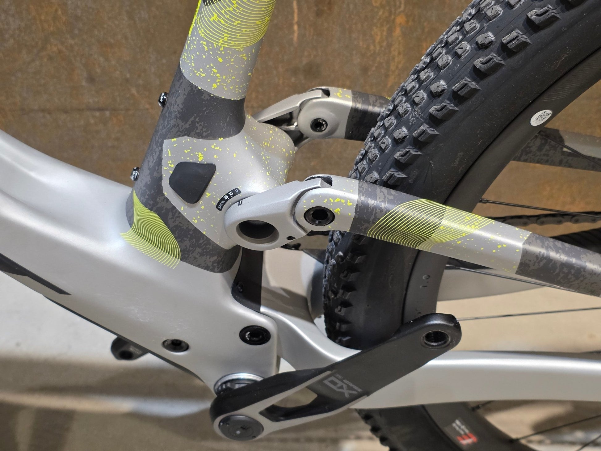 Mountainbike von Scott, SCOTT SPARK RC WORLD CUP / ICE GREY / PROGRESSIVE GREY / XL vor USEDBIKES - OB.DE Hintergrund