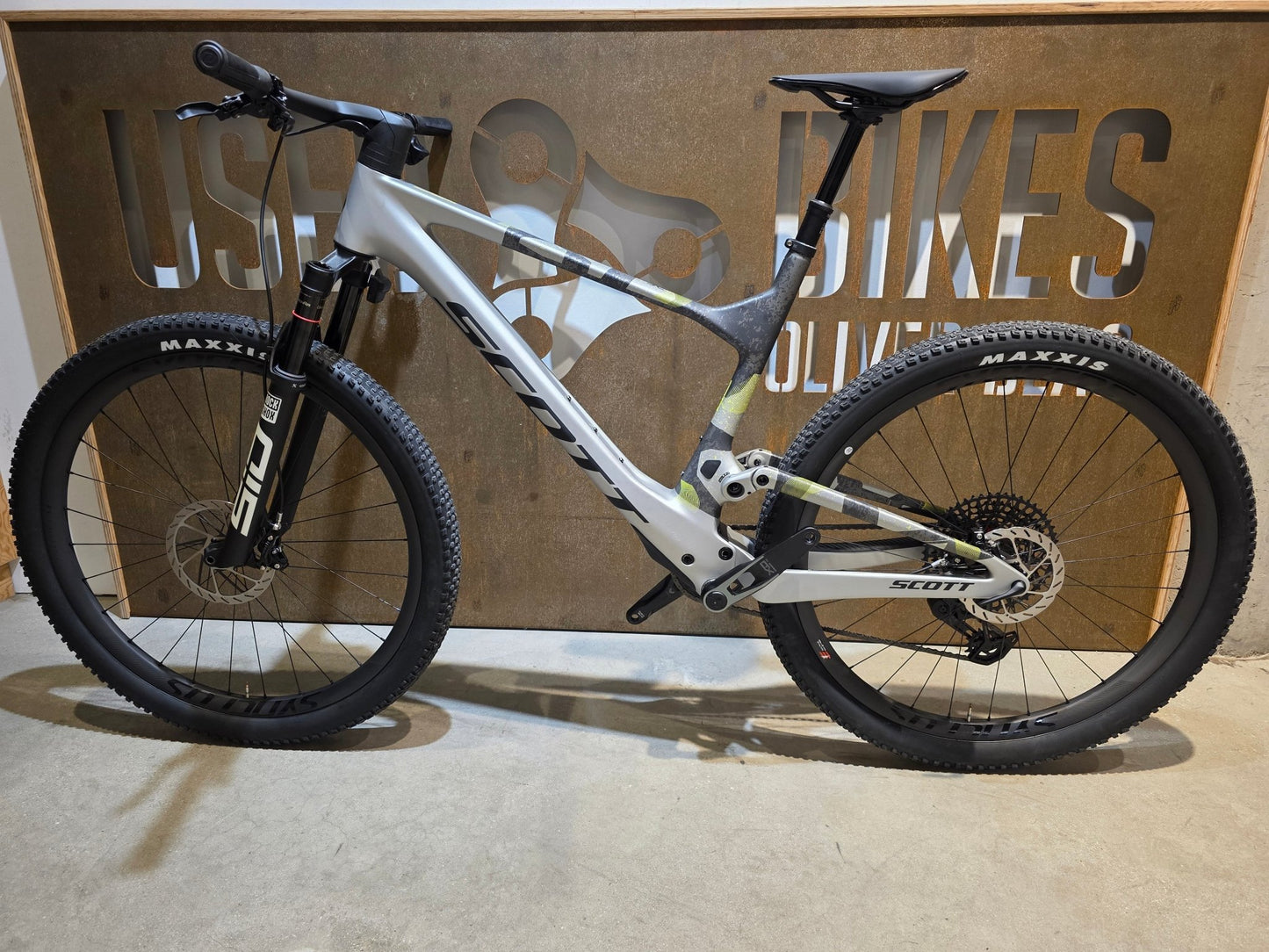 Mountainbike von Scott, SCOTT SPARK RC WORLD CUP / ICE GREY / PROGRESSIVE GREY / XL vor USEDBIKES - OB.DE Hintergrund