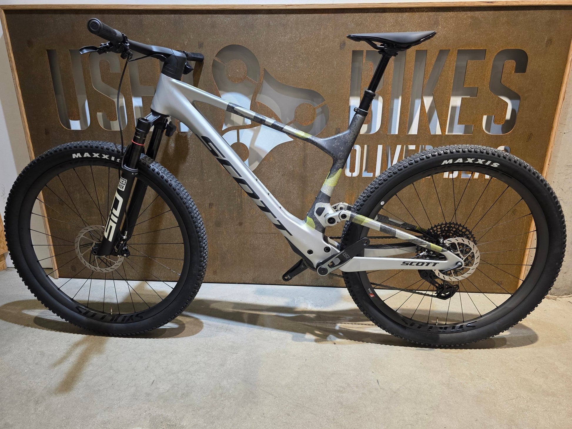 Mountainbike von Scott, SCOTT SPARK RC WORLD CUP / ICE GREY / PROGRESSIVE GREY / XL vor USEDBIKES - OB.DE Hintergrund