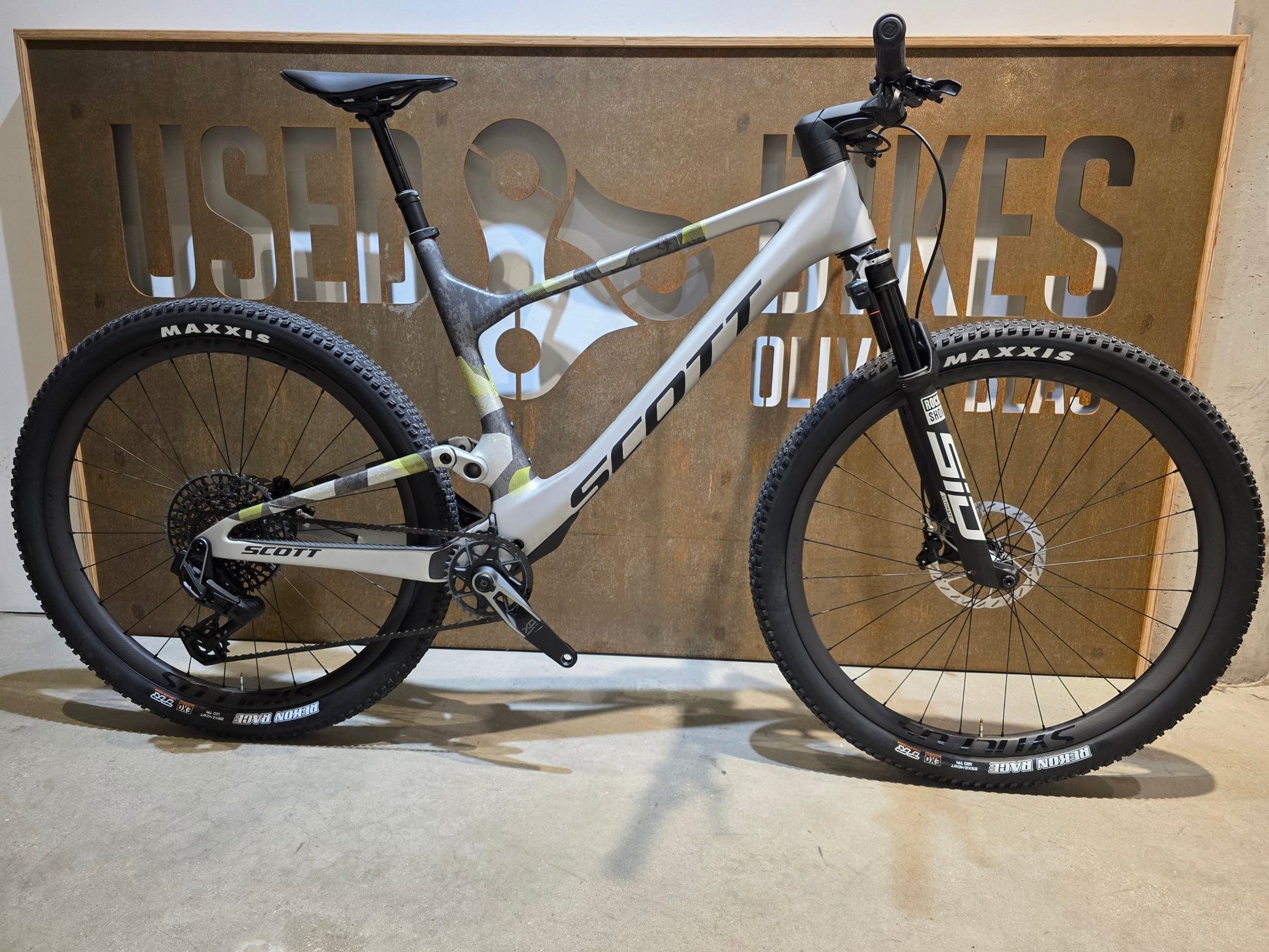 Mountainbike von Scott, SCOTT SPARK RC WORLD CUP / ICE GREY / PROGRESSIVE GREY / XL vor USEDBIKES - OB.DE Hintergrund