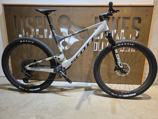 Mountainbike von Scott, SCOTT SPARK RC WORLD CUP / ICE GREY / PROGRESSIVE GREY / XL vor USEDBIKES - OB.DE Hintergrund
