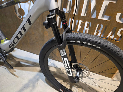 Mountainbike von Scott, SCOTT SPARK RC WORLD CUP / ICE GREY / PROGRESSIVE GREY / XL vor USEDBIKES - OB.DE Hintergrund