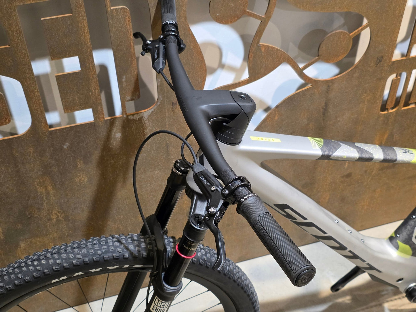 Mountainbike von Scott, SCOTT SPARK RC WORLD CUP / ICE GREY / PROGRESSIVE GREY / XL vor USEDBIKES - OB.DE Hintergrund
