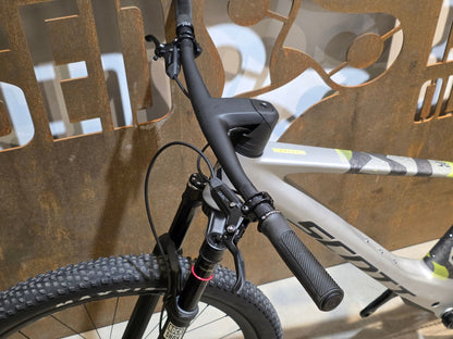 Mountainbike von Scott, SCOTT SPARK RC WORLD CUP / ICE GREY / PROGRESSIVE GREY / XL vor USEDBIKES - OB.DE Hintergrund