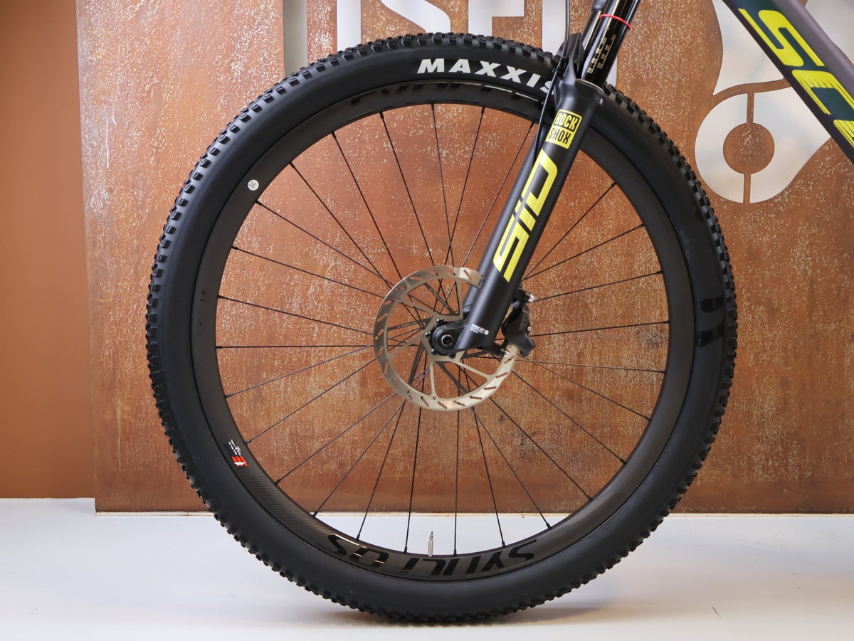 Mountainbike von Scott, SCOTT SPARK RC WORLD CUP TRANSMISSION / XL vor USEDBIKES-OB.DE Hintergrund