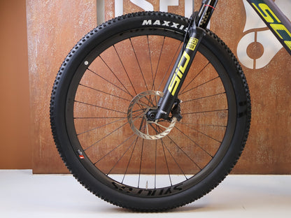 Mountainbike von Scott, SCOTT SPARK RC WORLD CUP TRANSMISSION / XL vor USEDBIKES-OB.DE Hintergrund