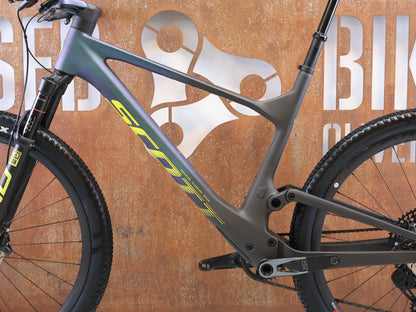 Mountainbike von Scott, SCOTT SPARK RC WORLD CUP TRANSMISSION / XL vor USEDBIKES-OB.DE Hintergrund