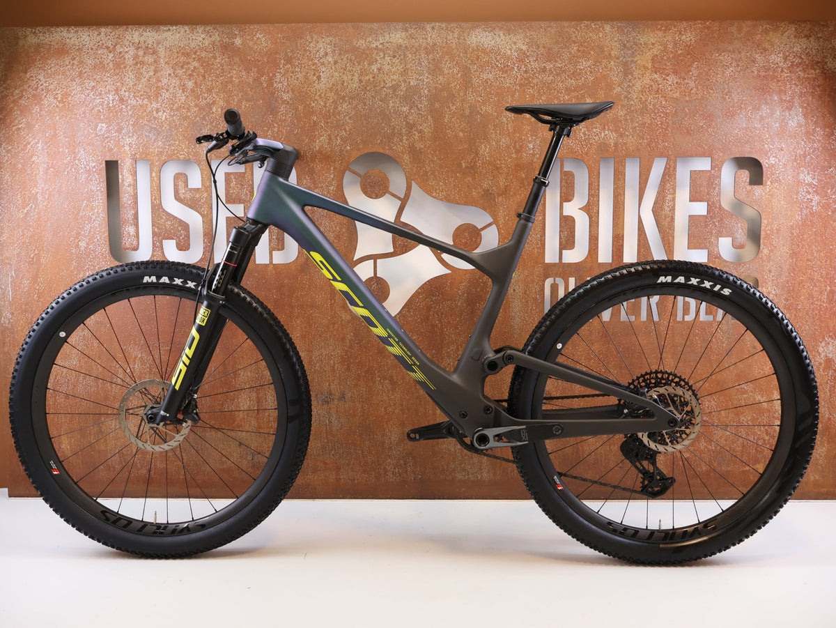 Mountainbike von Scott, SCOTT SPARK RC WORLD CUP TRANSMISSION / XL vor USEDBIKES-OB.DE Hintergrund