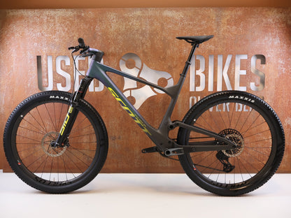 Mountainbike von Scott, SCOTT SPARK RC WORLD CUP TRANSMISSION / XL vor USEDBIKES-OB.DE Hintergrund