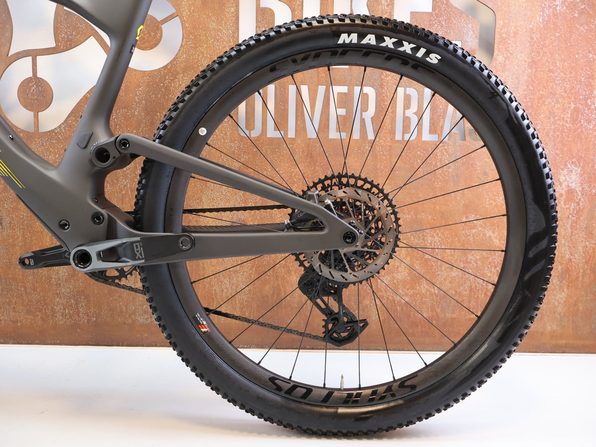 Mountainbike von Scott, SCOTT SPARK RC WORLD CUP TRANSMISSION / XL vor USEDBIKES-OB.DE Hintergrund