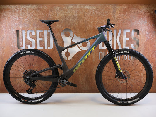Mountainbike von Scott, SCOTT SPARK RC WORLD CUP TRANSMISSION / XL vor USEDBIKES-OB.DE Hintergrund