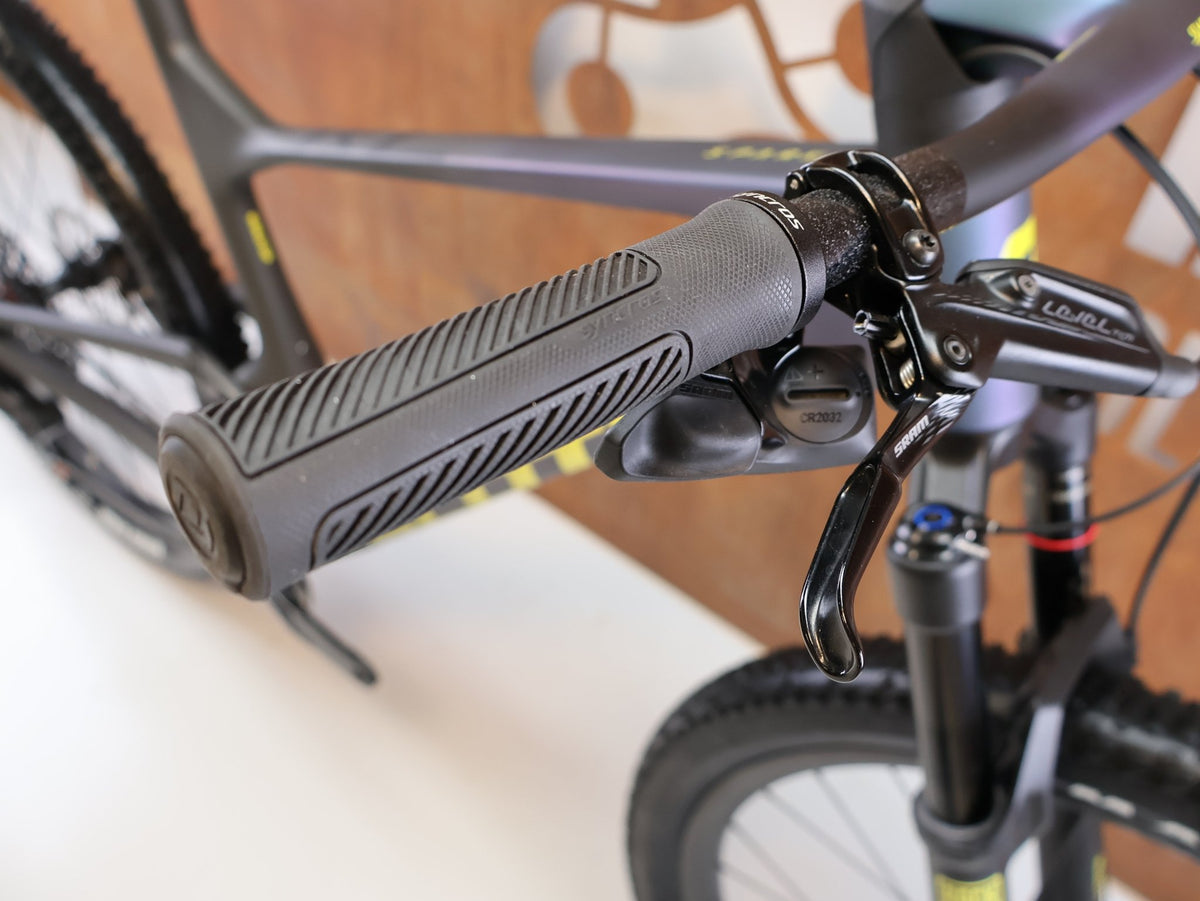 Mountainbike von Scott, SCOTT SPARK RC WORLD CUP TRANSMISSION / XL vor USEDBIKES-OB.DE Hintergrund