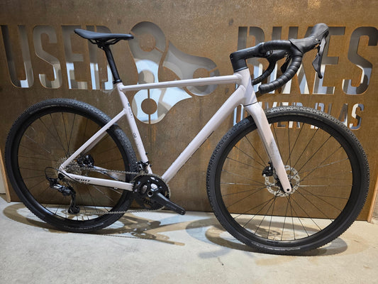 Gravel/Cyclocross von Scott, SCOTT SPEEDSTER GRAVEL 10 / HUSHED PINK / M vor USEDBIKES - OB.DE Hintergrund