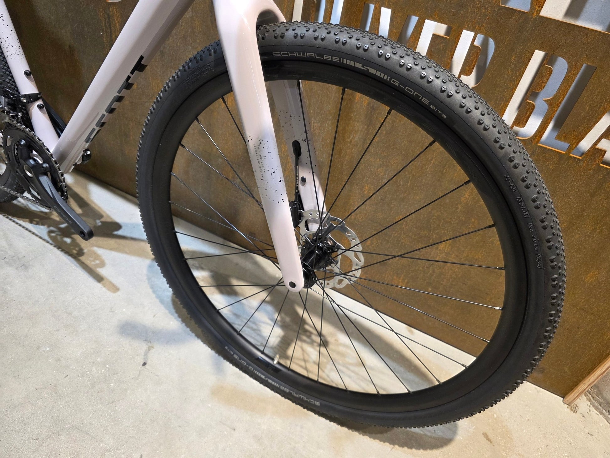 Gravel/Cyclocross von Scott, SCOTT SPEEDSTER GRAVEL 10 / HUSHED PINK / M vor USEDBIKES - OB.DE Hintergrund