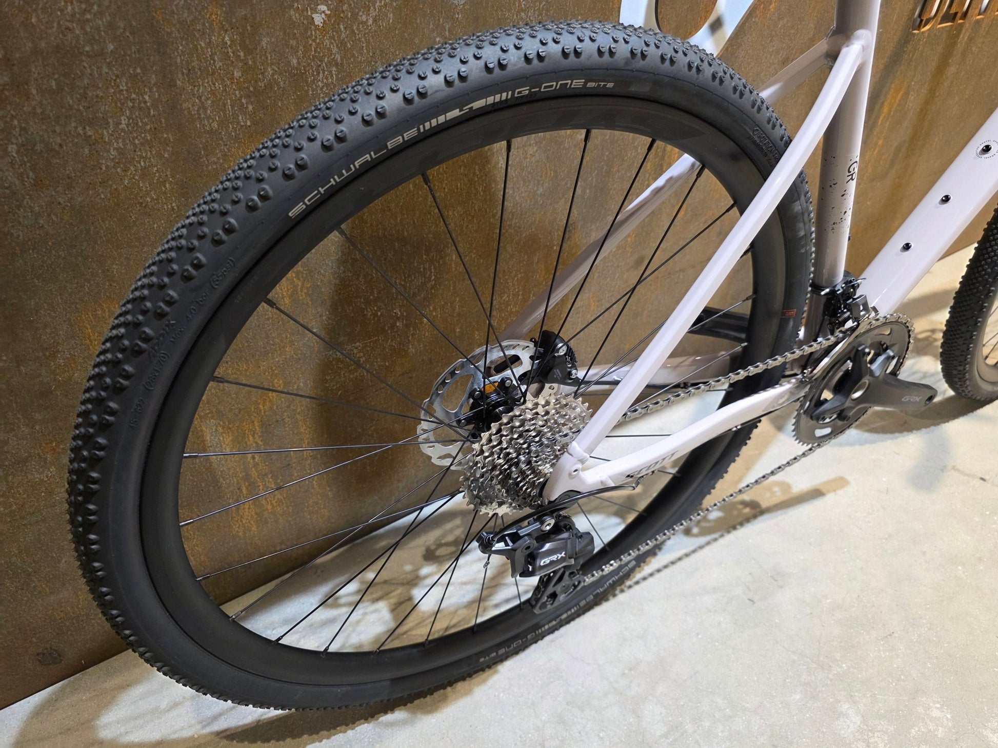 Gravel/Cyclocross von Scott, SCOTT SPEEDSTER GRAVEL 10 / HUSHED PINK / M vor USEDBIKES - OB.DE Hintergrund